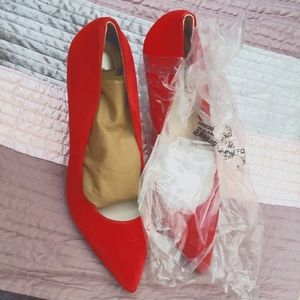 Red pointwd toe pump